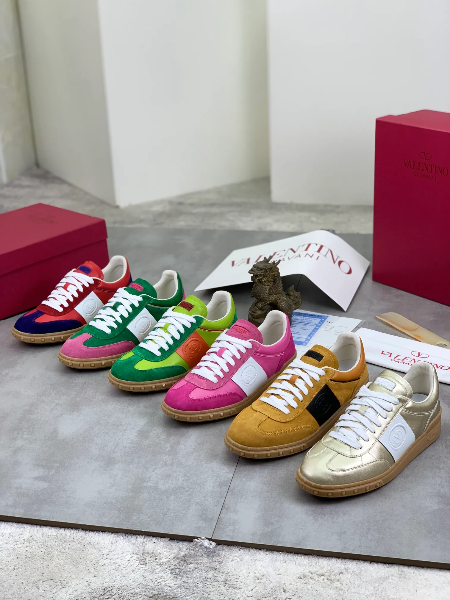 Men's Men's Shoes P520 New Couple Style Valentino Valentino 2025/UPVILLAGE Couple Casual Sports Shoes Moral Training Shoes 🆚Professional high-end, perfect replica, first-class quality, all made of original 1:1 materials, exclusive mold opening! 🎁Full set of high-end packaging at the counter ✔️Fabric: high mercerized cowhide ✔️Outsole: TPU material outsole ✔️Size: female 35-40 male 39-45 (female 41 male 38.46) 🆚All details are customized at 1:1 mold, striving for perfection!